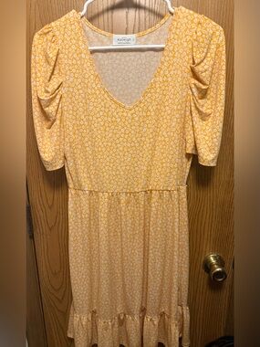 Kaileigh Yellow Ditsy Floral V-Neck Midi Dress size large